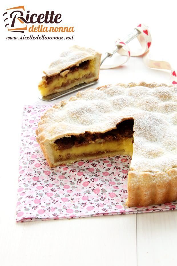 Foto crostata con crema e amaretti