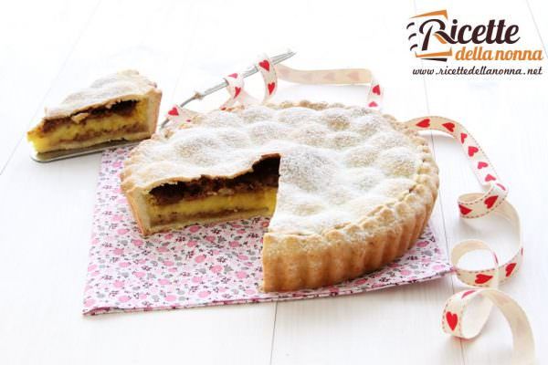 Crostata con crema e amaretti