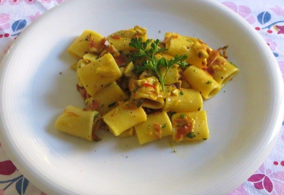 Mezze maniche con funghi porcini, pecorino, zafferano e speck Ricette