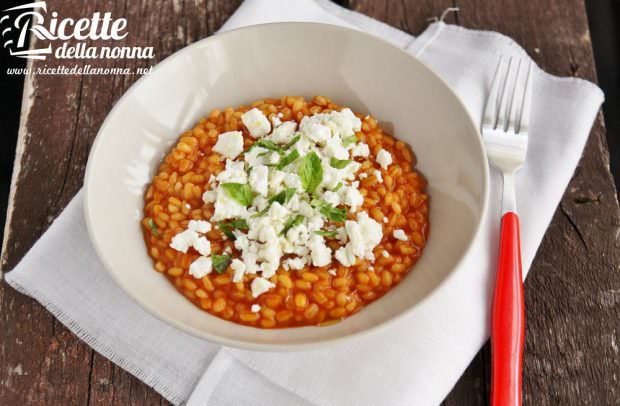 Foto orzotto al pomodoro e feta