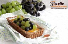 Crostata con uva caramellata e noci