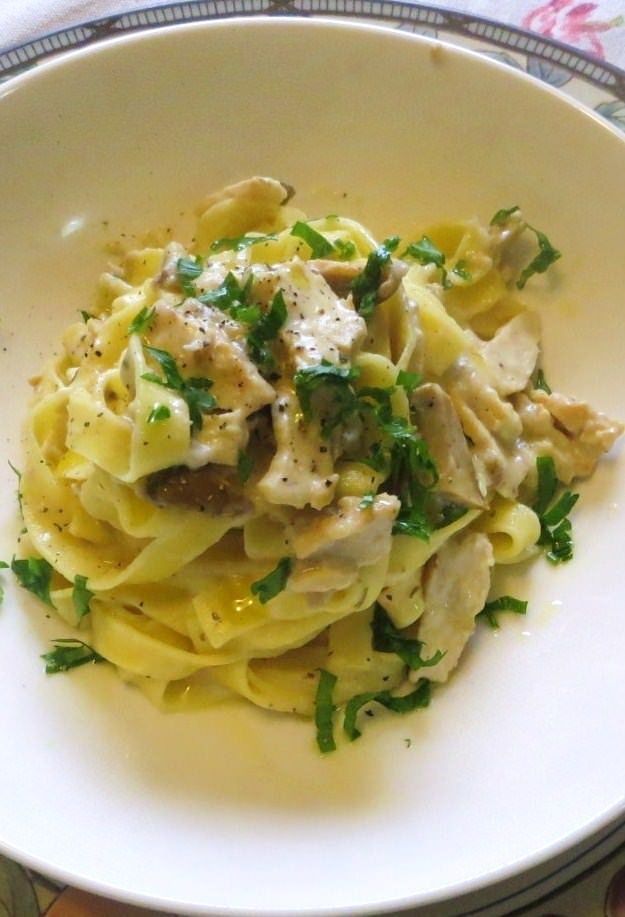 Tagliatelle con pollo e porcini