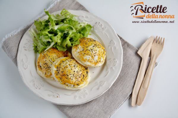 Bastano 2 rotoli di pasta brisé, speck e scamorza per portare in tavola un piatto velocissimo che i bambini ameranno alla follia