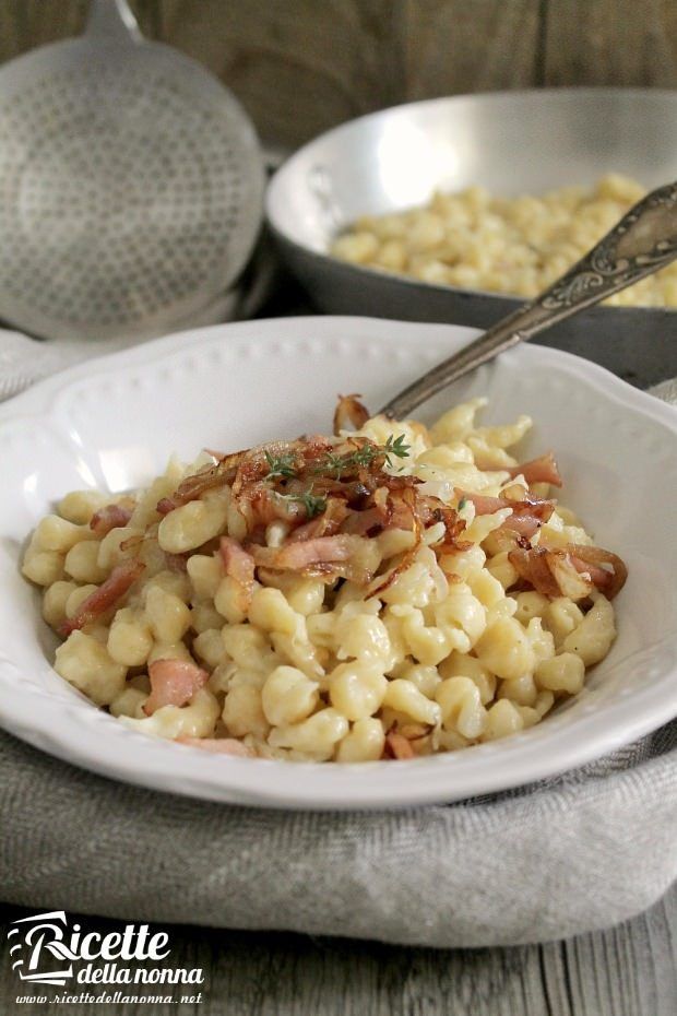 foto gli spatzle tirolesi allo speck e cipolle stufate