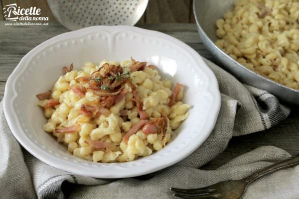 Gli spätzle tirolesi allo speck e cipolle stufate