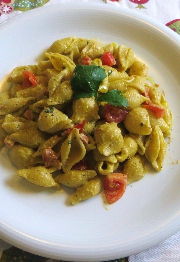 Pasta con pesto di mandorle, pomodorini e prezzemolo