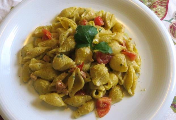 Pasta con pesto di mandorle, pomodorini e prezzemolo