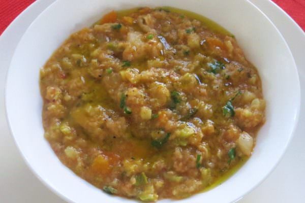 Zuppa di minestrone e pane brutto