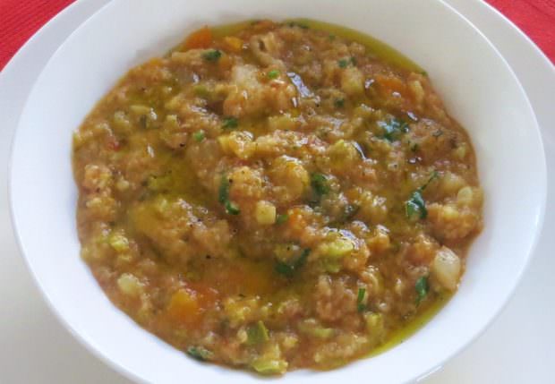 Zuppa di minestrone e pane brutto