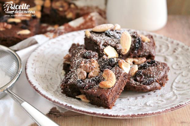 Ricetta brownies all'avocado e frutta secca, senza burro e olio