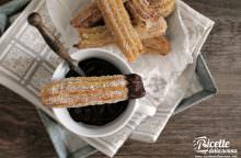 Sono le frittelle più famose di Spagna e Portogallo: ecco come fare i veri churros da intingere in una tazza di salsa al cioccolato
