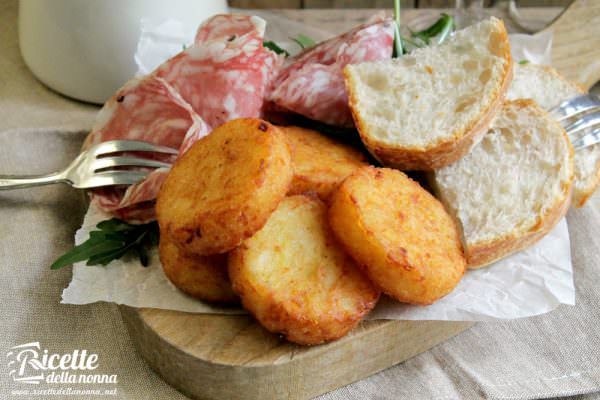 Frittelle di patate e cipolle, questa versione dei rosti di patate è super sfiziosa