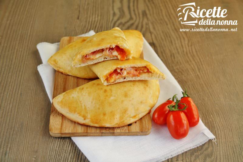 Calzoni prosciutto e mozzarella al forno Ricette della Nonna