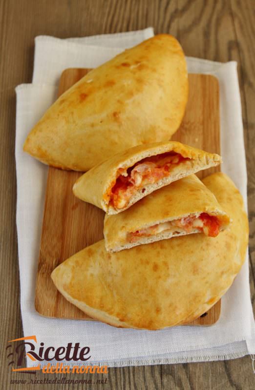 Calzoni prosciutto e mozzarella al forno Ricette della Nonna