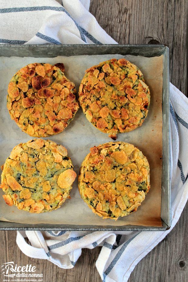 Foto burger vegetariani alle patate e spinaci