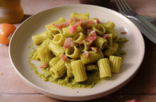 Pasta al pesto di broccoli e dadini di prosciutto