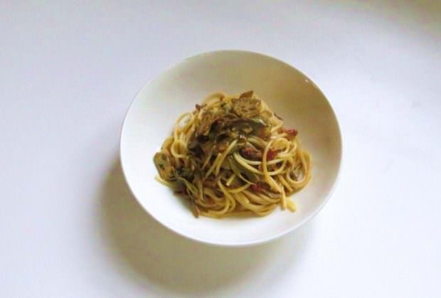 Spaghetti con carciofi e pomodori secchi