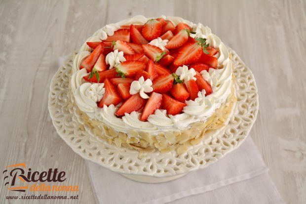 torta-alle-mandorle-e-crema-chantilly