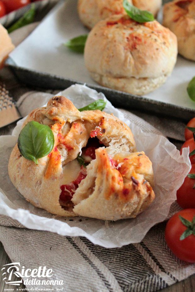 Foto strombolini panini ripieni alla mozzarella, pomodoro e basilico