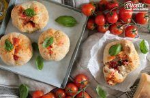 Strombolini, i panini ripieni di mozzarella, pomodoro e basilico