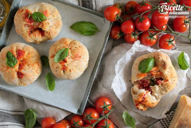 Ricetta strombolini panini ripieni alla mozzarella, pomodoro e basilico