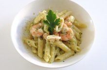 Penne con persico, calamari e gamberi