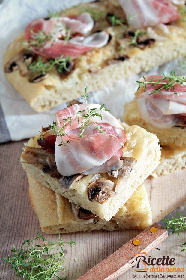 Foto focaccia sofficissima alle cipolle, funghi e pancetta