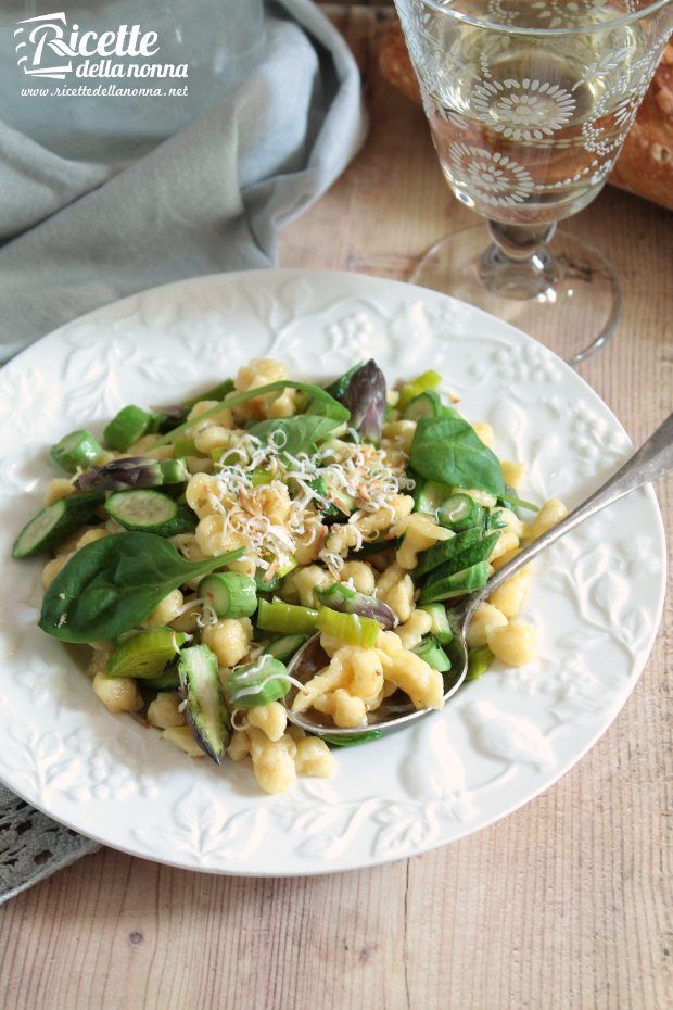 Foto spätzle tirolesi alle verdure di primavera