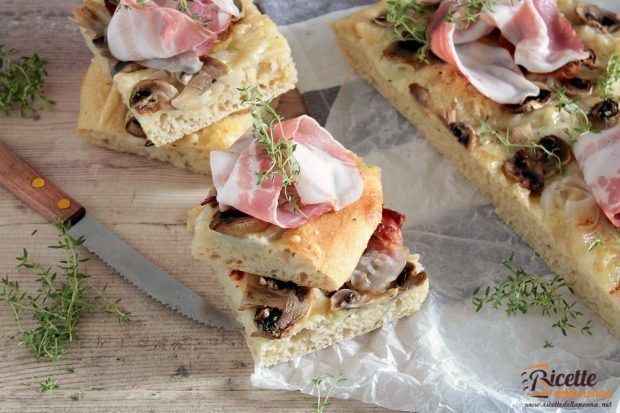 Ricetta focaccia sofficissima alle cipolle, funghi e pancetta