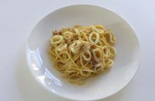 Spaghetti con calamari e cipolla di Tropea
