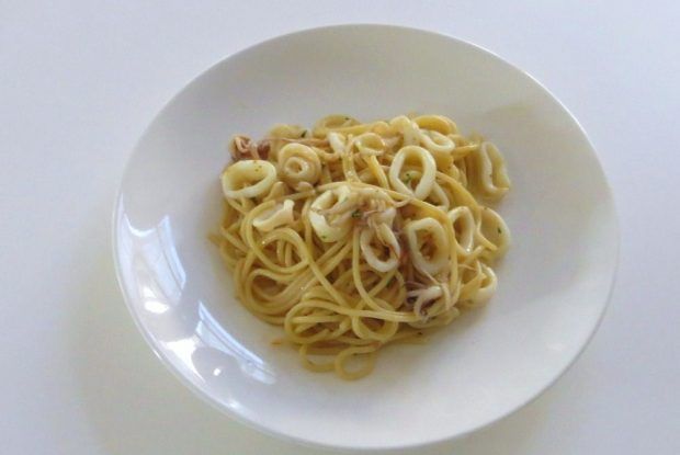 Spaghetti con calamari e cipolla di Tropea