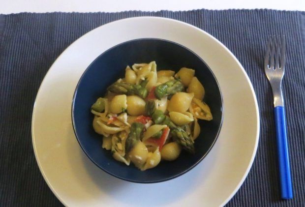 Conchiglie di mare e asparagi