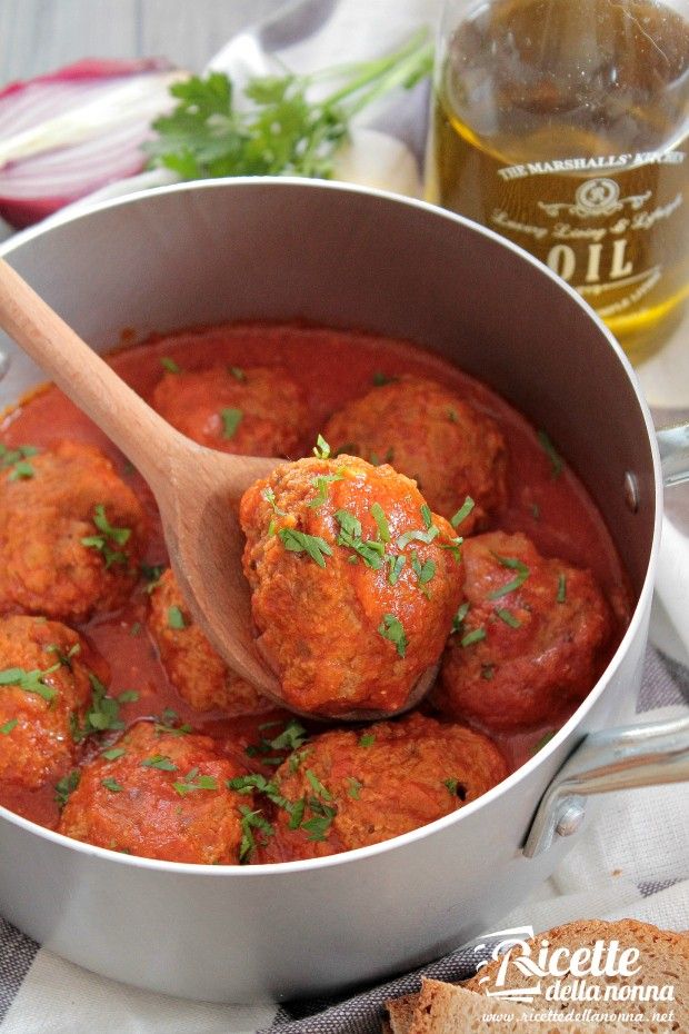 Foto polpette di carne in umido al pomodoro