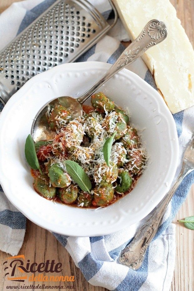 Foto gnudi toscani alla ricotta e spinaci