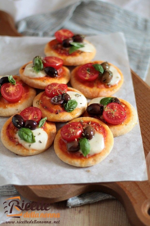 Foto pizzette allo yogurt pronte in 5 minuti senza lievitazione 