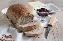 Pane ai semi di chia per la colazione