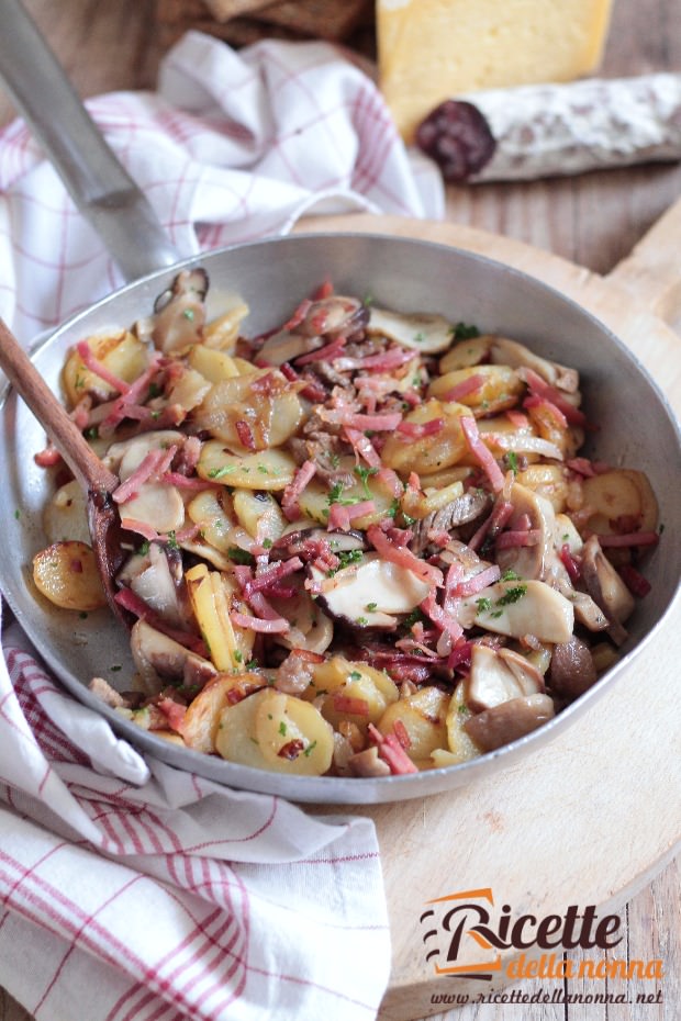 Foto rosticciata di patate e funghi alla trentina