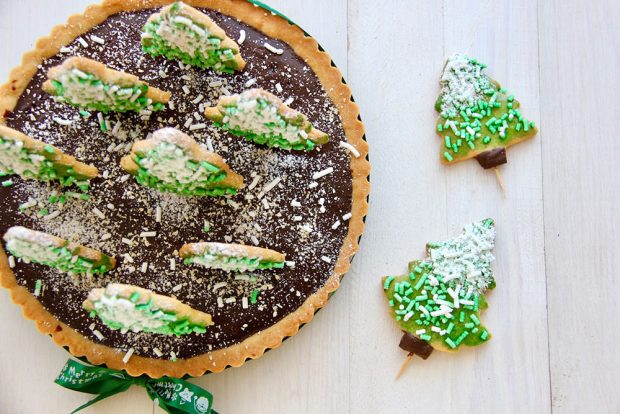 Preparazione crostata di Natale