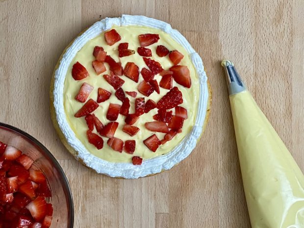 Preparazione torta mimosa