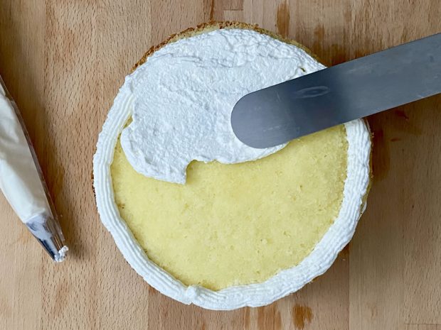 Preparazione torta mimosa