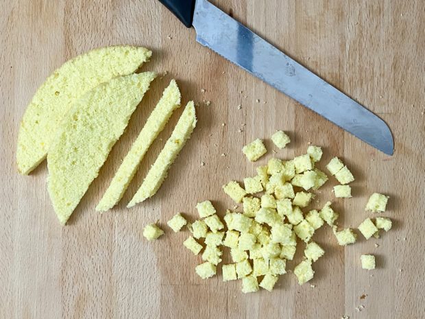 Preparazione torta mimosa