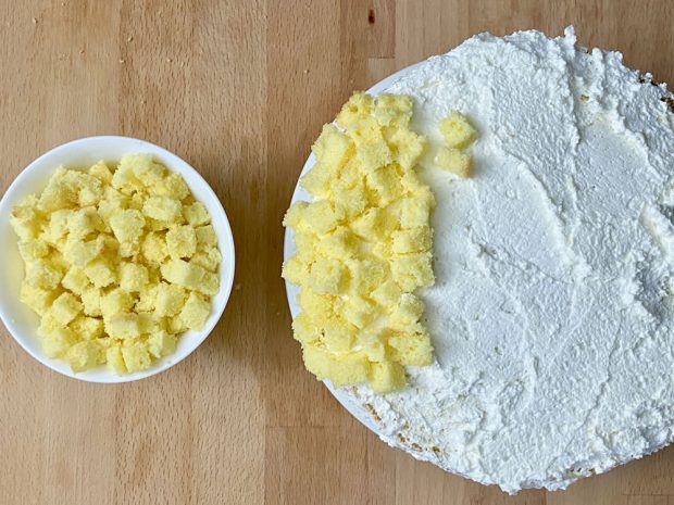 Preparazione torta mimosa