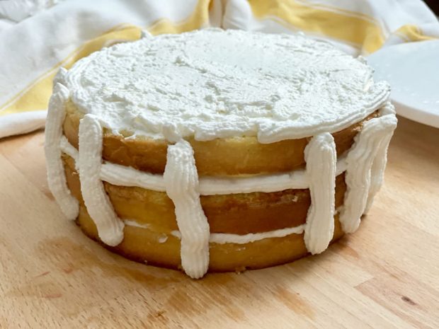 Preparazione torta mimosa