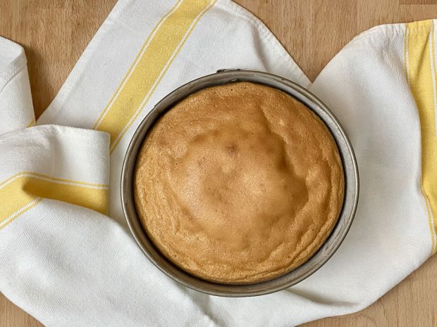 Preparazione torta mimosa