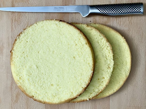 Preparazione torta mimosa