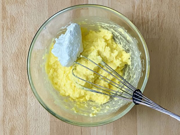 Preparazione torta mimosa