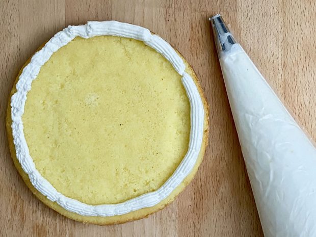 Preparazione torta mimosa