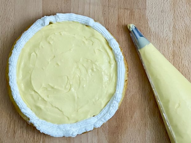 Preparazione torta mimosa