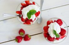 Fragole con panna: il dessert principe della primavera