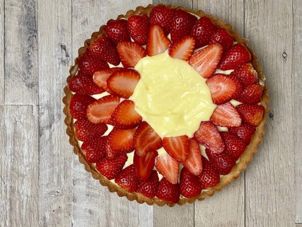 Preparazione crostata di fragole